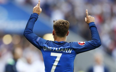 广发体育焦点-伊朗足球联赛冠军奖杯意外损坏